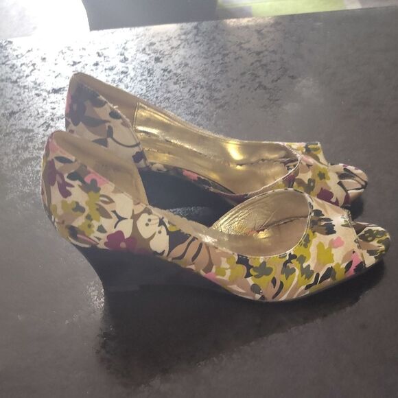 Rampage Cream and Brown Heels Elegant Floral Design - Picture 3 of 6